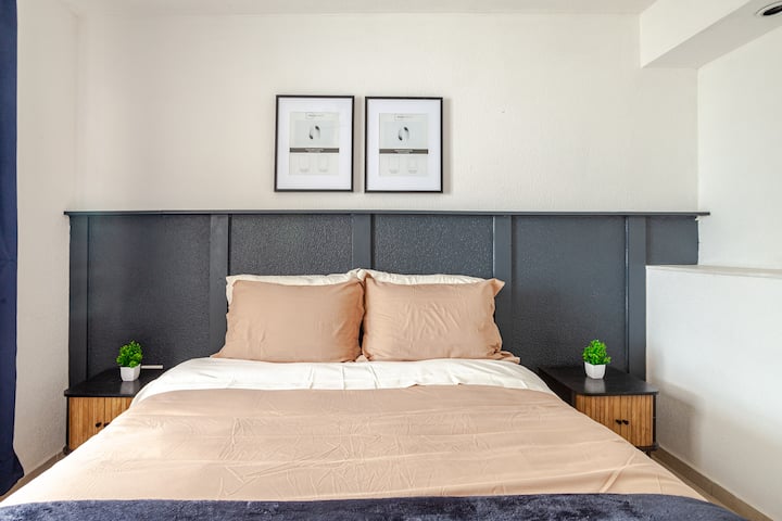 Chambre principale #4 au rez-de-chaussée avec lit queen.