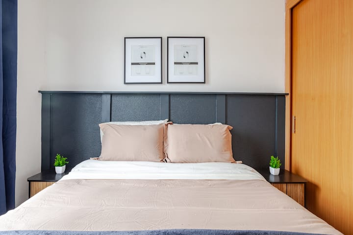 Chambre principale #2 à l'étage avec lit queen et placard.