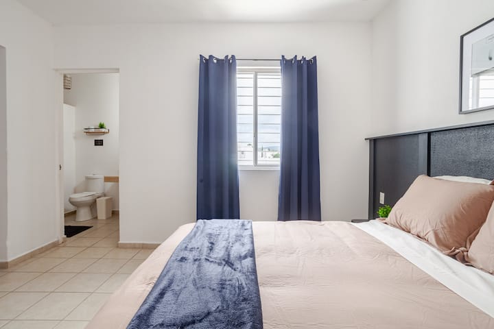 Chambre principale à l'étage avec lit queen, salle de bains et dressing.