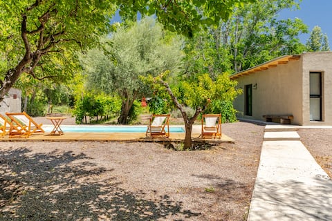 Lodge Baquero among Chardonnay vineyards