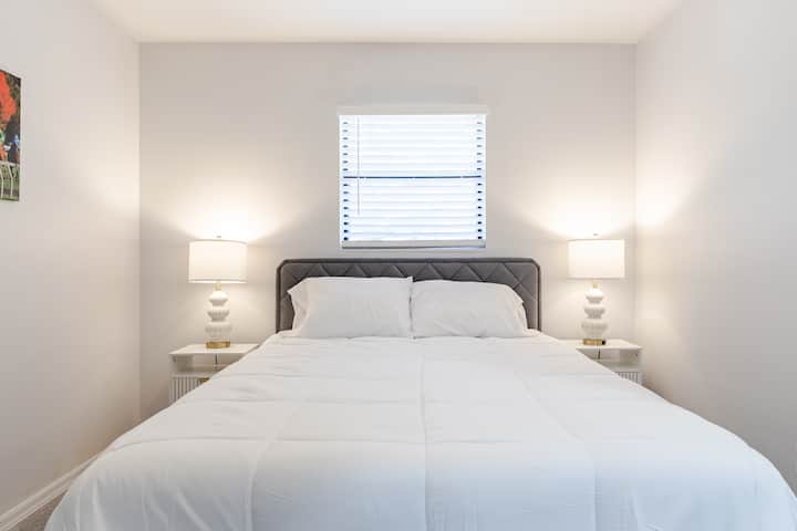 寝室4は、家の左側にある独立した寝室で、ランドリールームの外にあり、バスルームと普通のクローゼットが付いています。 