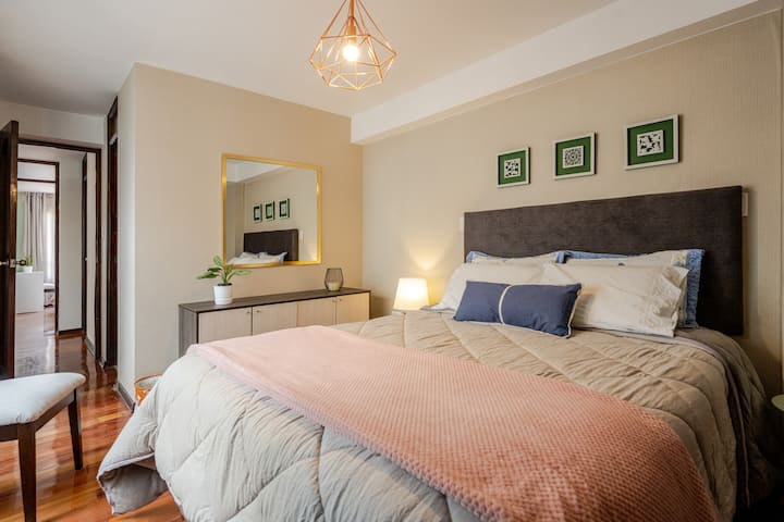 Habitación confortable con una cama Queen, y ropa de cama de algodón.