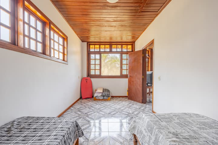 Jednolôžková izba na najvyššom poschodí s 2 lôžkami a 4 jednolôžkovými matracmi navyše.