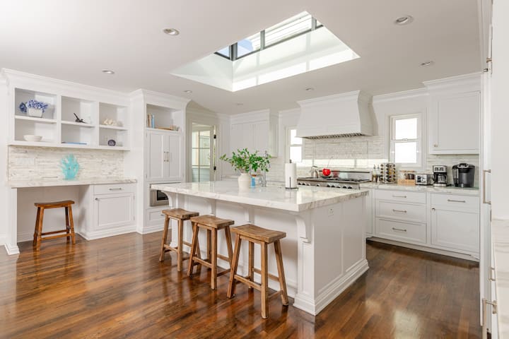 Beachside Retreat | Perfect Location| Free Parking