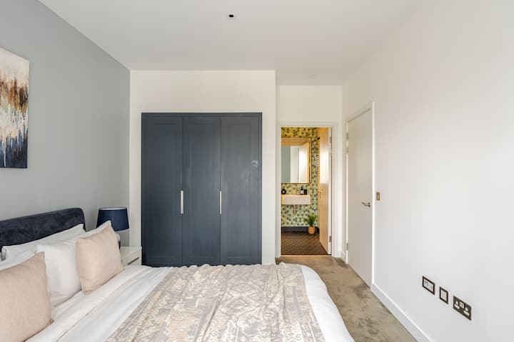 Projektuar për t 'u çlodhur, me shtroja të buta dhe një ambient të ngrohtë