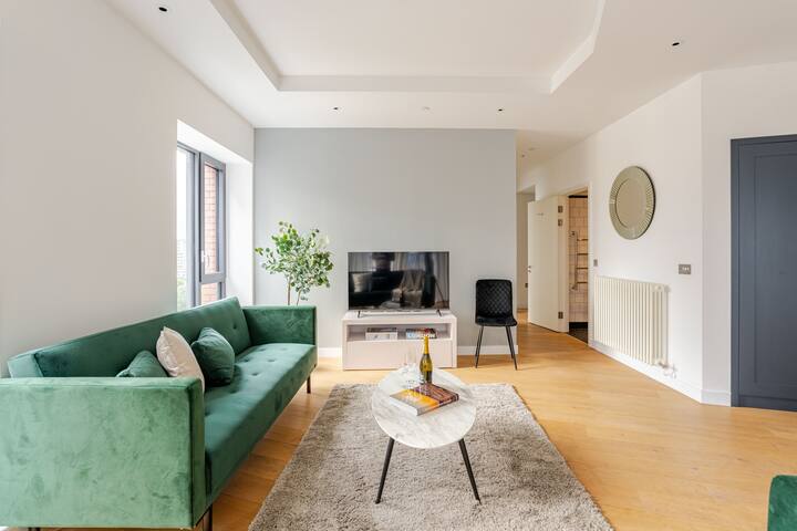 Ambient i bollshëm ndenjjeje me dekor elegant dhe shumë dritë natyrale.