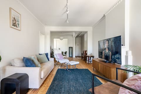 Top performing Airbnb: Spacious Art Deco Haven - 2 mins to Bondi Beach in Bondi Beach