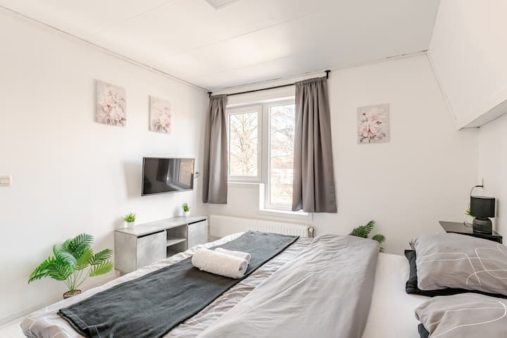 Chumba cha 1 na kitanda cha KingSize na SmartTV na Netflix na Disney+ na mengi zaidi! 