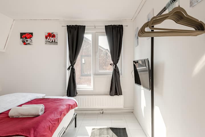 Chumba cha 2 kilicho na kitanda cha KingSize na SmartTV na Netflix, Disney+ na hata zaidi! 