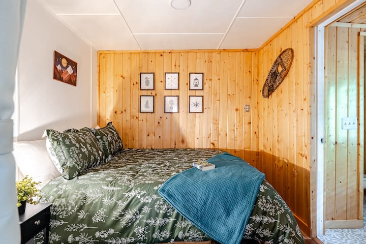 Guests rave about a great night's sleep in our dark bedroom with queen bed and thoughtfully selected linens and pillows to maximize comfort.