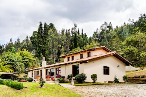 Tranquility and amazing views 10 minutes from Paipa