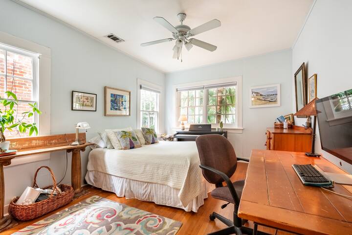 Monthly adorable & safe Tropical Uptown Cottage gallery image 3