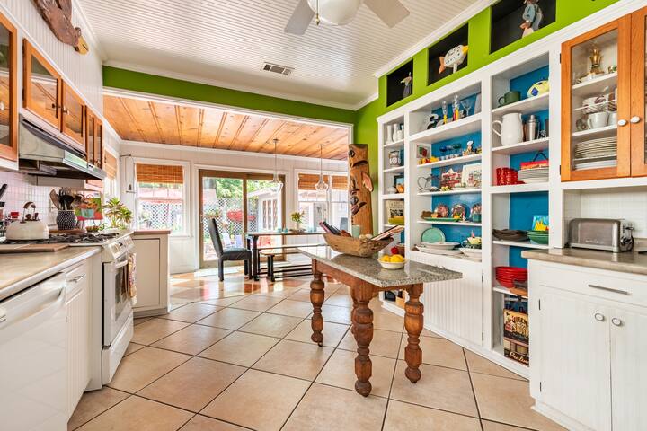 Monthly adorable & safe Tropical Uptown Cottage gallery image 5