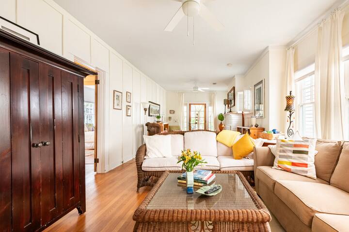 Monthly adorable & safe Tropical Uptown Cottage gallery image 4