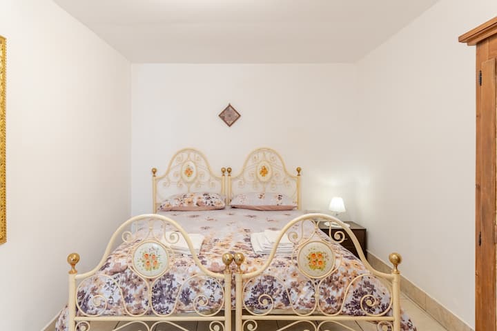 Spálňa je vybavená veľkou útulnou manželskou posteľou a štýlové zrkadlo, ktoré zosilňuje svetlo. Skriňa je určená na oblečenie, zatiaľ čo televízor so službou Netflix a priestor pre štúdio ponúkajú relaxáciu a produktivitu, vďaka čomu je relaxačná.