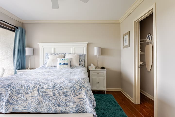 Cómoda cama tamaño queen con cómoda completa, armario grande y baño privado.