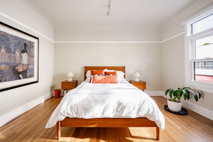 Това е спалня с изглед към улицата. 