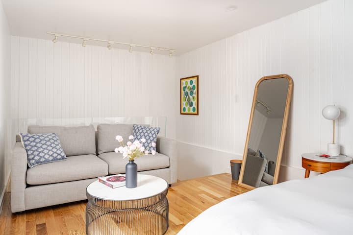 Малко жилищно пространство в студиото с набор от стълби, влизащи в работното пространство. 