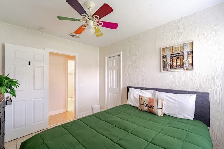 ห้องนอน 2 มีเตียงควีนไซส์ที่น่าอยู่อีกหลังเหมาะสำหรับการพักผ่อนที่เงียบสงบหลังจากสำรวจมาทั้งวัน ตื่นขึ้นมาด้วยความสดชื่นในที่พักที่เงียบสงบและตกแต่งอย่างมีรสนิยม