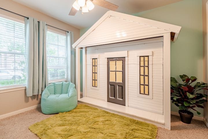 2 ‑ დან 1 ‑ მდე ოთახი. Ცალკემდგომი საწოლი, რომლის შენახვაც შესაძლებელია ბავშვებისთვის განკუთვნილი დამატებითი სივრცისთვის, მოყვება ტელევიზორი, კომოდი და დიდი კარადა.