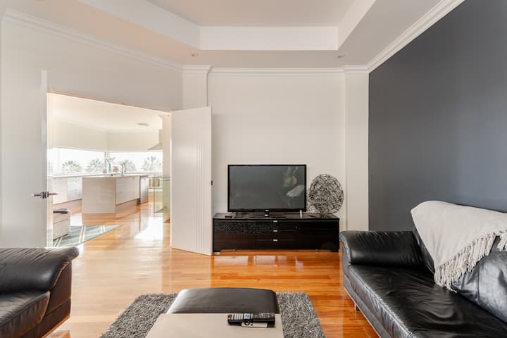 Mindarie Marina.  Luxury House,  Perfect Location - Mindarie