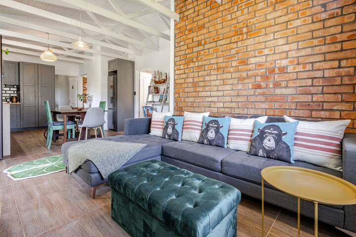 New 4 bedroom w/t views (mountain/sea) gallery image 3