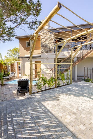 New 4 bedroom w/t views (mountain/sea)