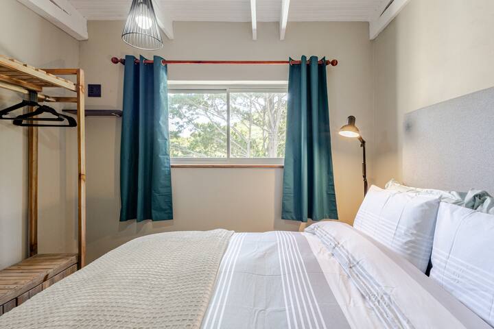 New 4 bedroom w/t views (mountain/sea) gallery image 4