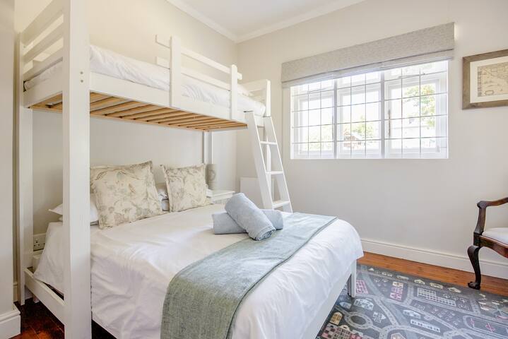 Mountain View Bungalow with Pool – no loadshedding gallery image 5