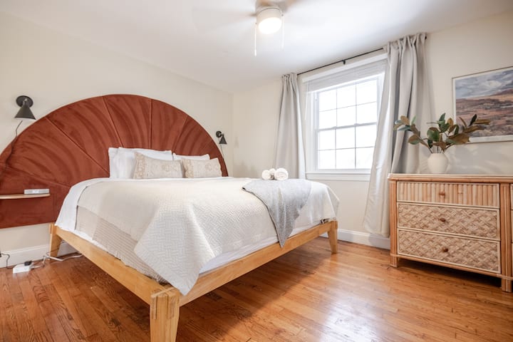 Вкусни и практични аксесоари и възможности за зареждане и будилник