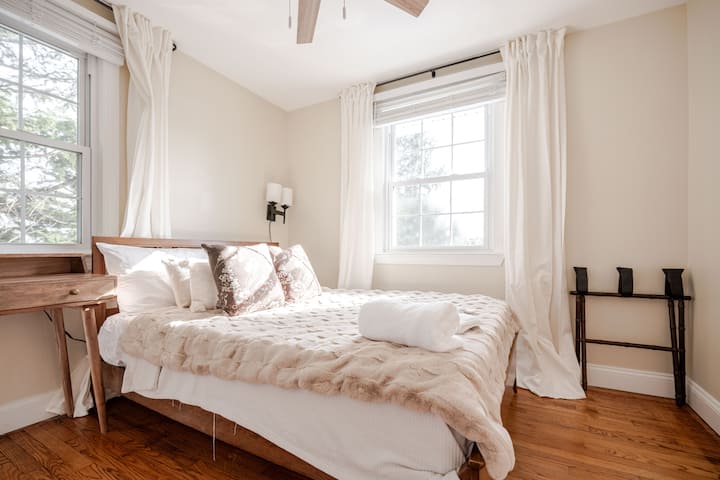 Трета спалня на горния етаж с първокласно спално бельо и работно място. 