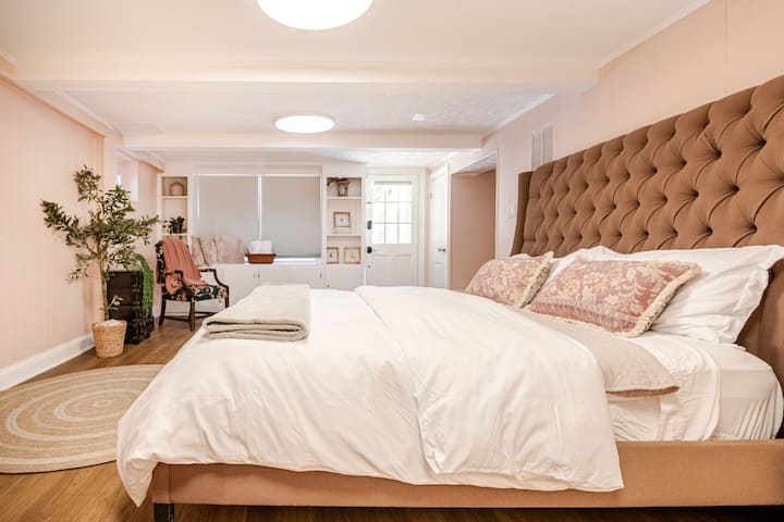 4 - та спалня с двойно легло king size и самостоятелна стая с прахосмукачка, разположена в цялото просторно  мазе с отделен вход и прозорец с изглед към пищен двор, с открито пространство за почивка и диван. 