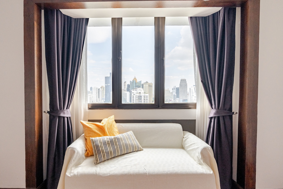 להירגע במיטה נוחה ומעוטרת במצעים משובחים ומבטאים תוססים. תאורה רכה ועיצוב בטוב טעם יוצרים אווירה חמימה ומזמינה, מושלמת להירגע בנופש השקט הזה.