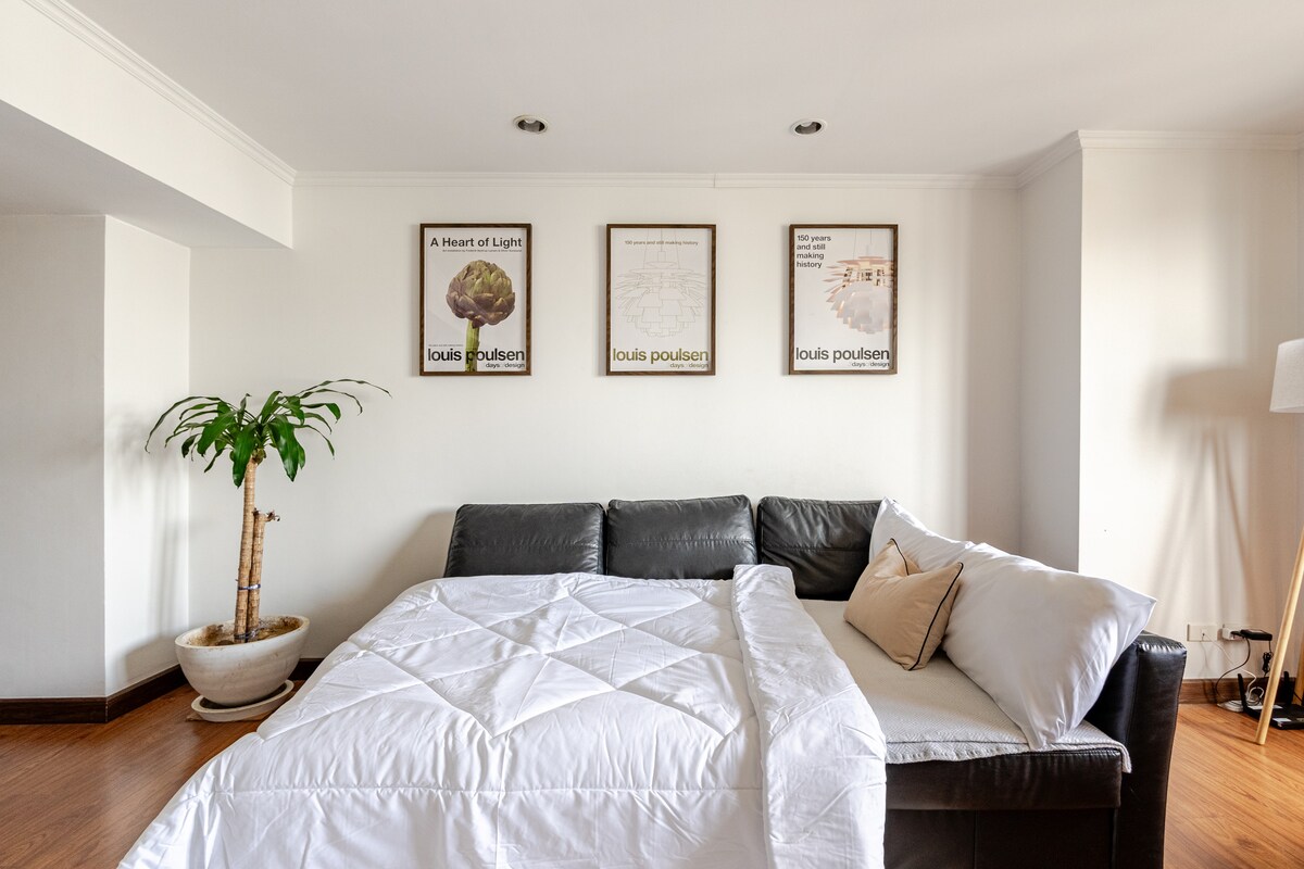 היכנסו לחלל אופנתי המשלב נוחות מודרנית עם אלגנטיות שובבה. להירגע על הספה הנפתחת הנעימה, מושלמת לשהייה או לאורחים נוספים. לבידור, תוכלו ליהנות מהתקליטים האהובים עליכם או להירגע עם סיבוב נוסטלגי של משחקי ארקייד בטלוויזיה החכמה.