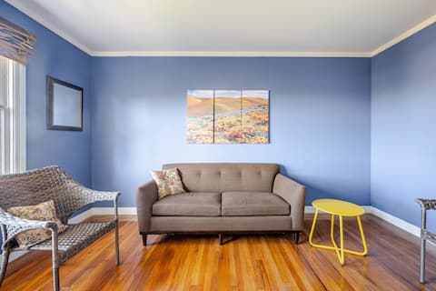 Top Airbnb: Entire Floor: Bedroom, Living Room, Bathroom, View in Excelsior