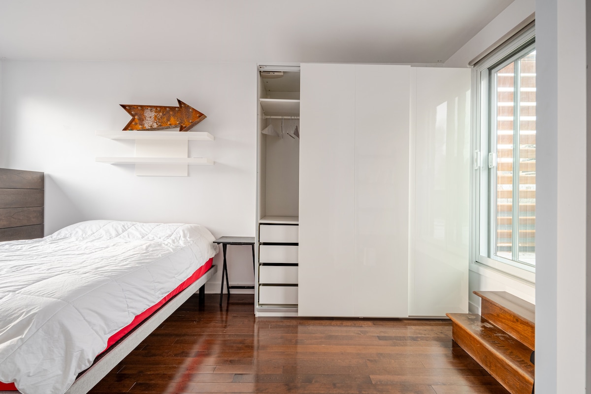 Спалня със супер удобно двойно легло. Голям килер със закачалки. 