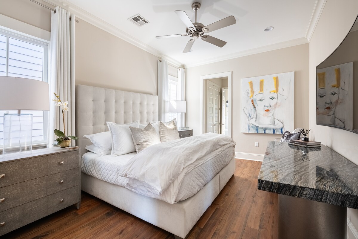 Dhomë gjumi kryesore në katin e poshtëm me krevat dopio "king" dhe televizor të lakuar 65" Samsung