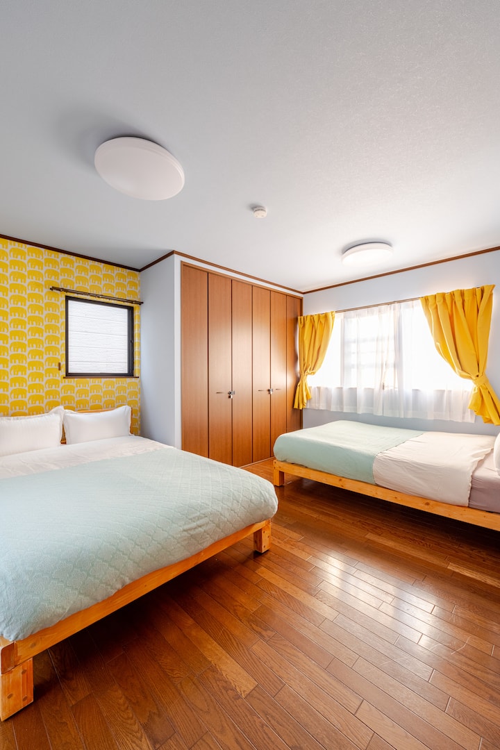 החדר הזה נמצא בקומה השלישית.יש שתי מיטות כפולות.