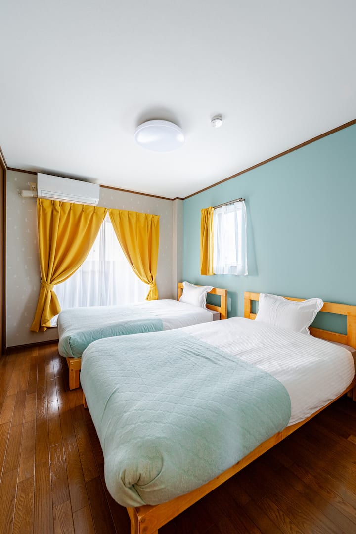 החדר הזה נמצא בקומה השלישית.יש שתי מיטות זוגיות למחצה.