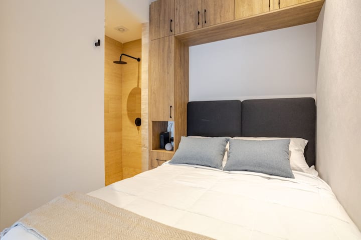 Descanso asegurado en un colchón matrimonial y almohadas irresistibles. ✨
¡Despierta renovado en esta habitación de lujo para tu siguiente aventura!
