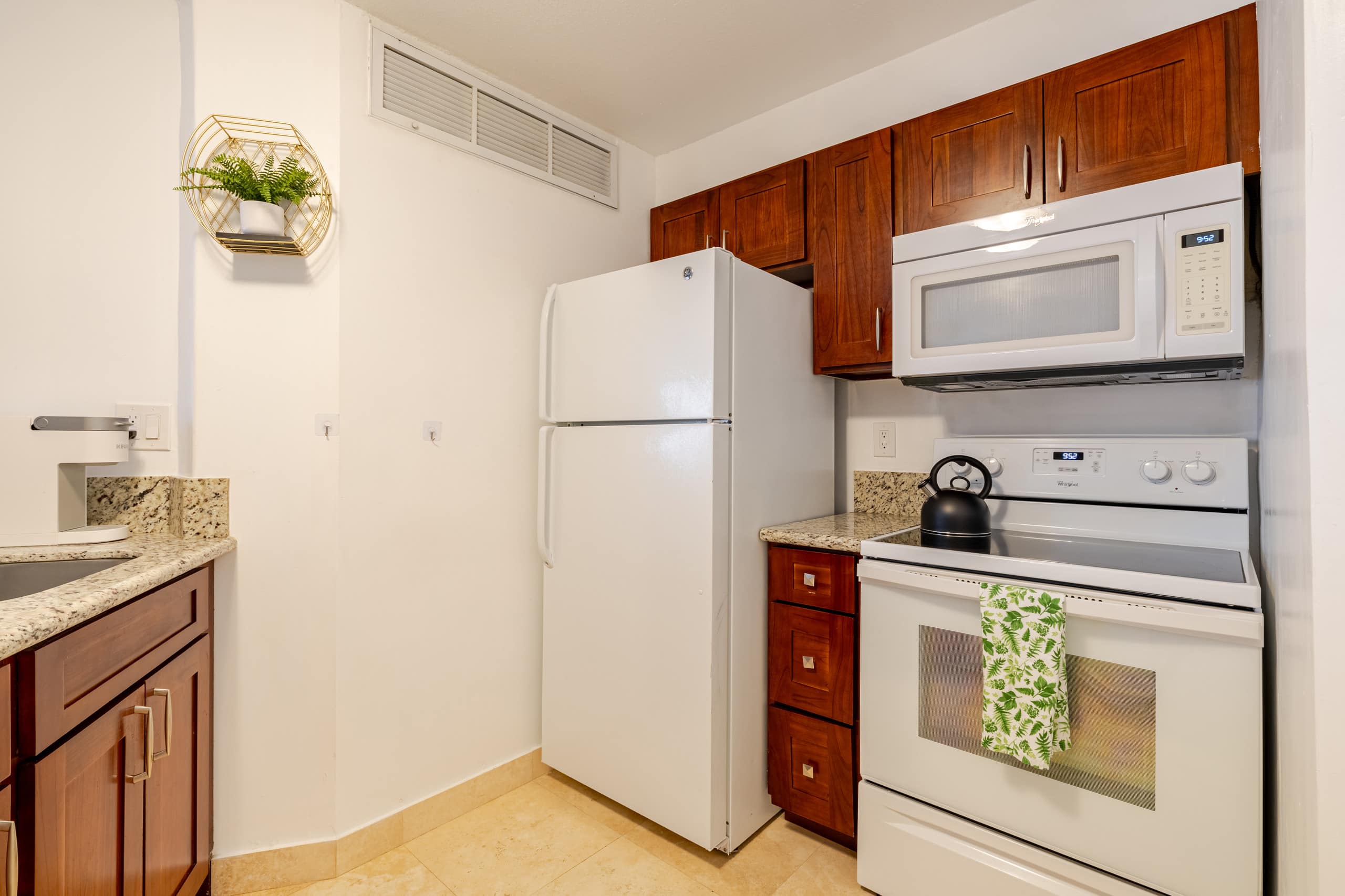 Honolulu Ocean View Abode w/ Parking, AC & Laundry - Image 7