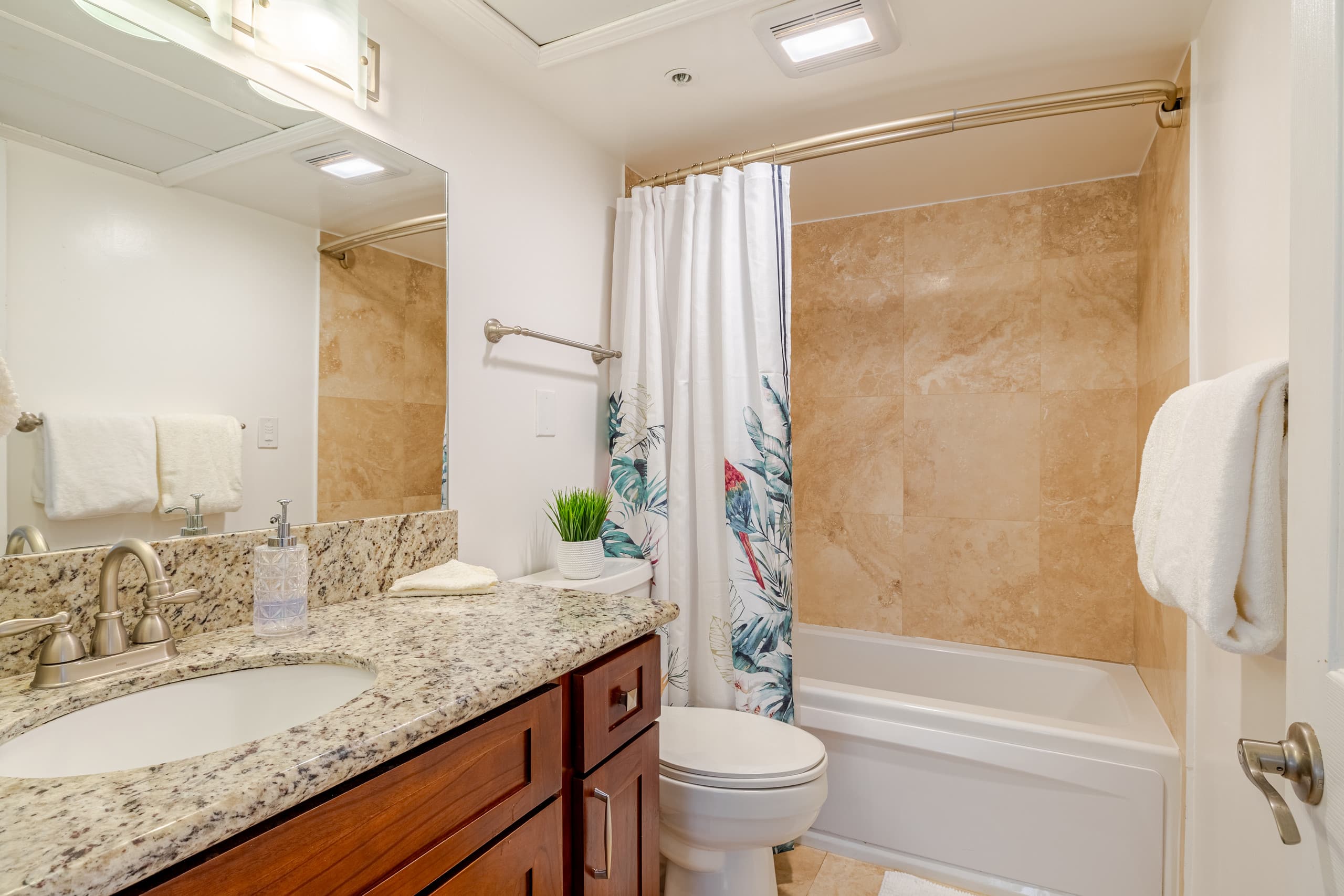 Honolulu Ocean View Abode w/ Parking, AC & Laundry - Image 19