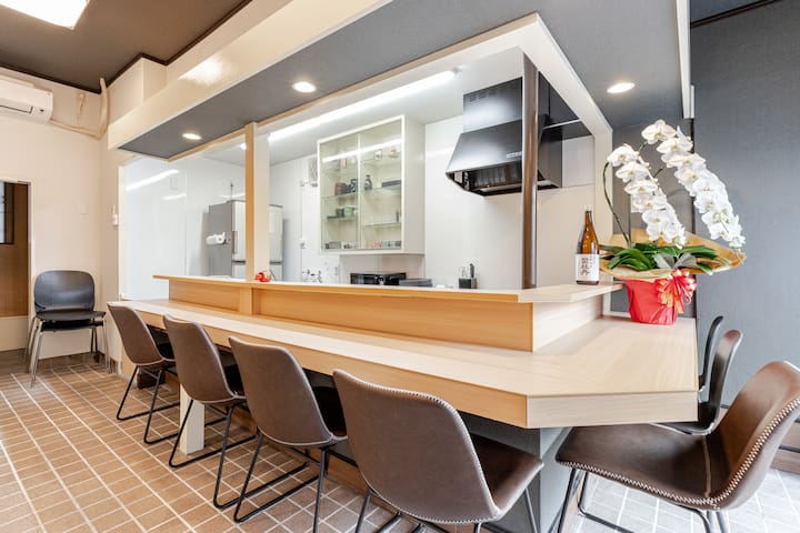 居酒屋で暮らせる/広いキッチン/79㎡/曳舟駅から10分以内／戸建全て貸切/10名まで/羽田空港直通