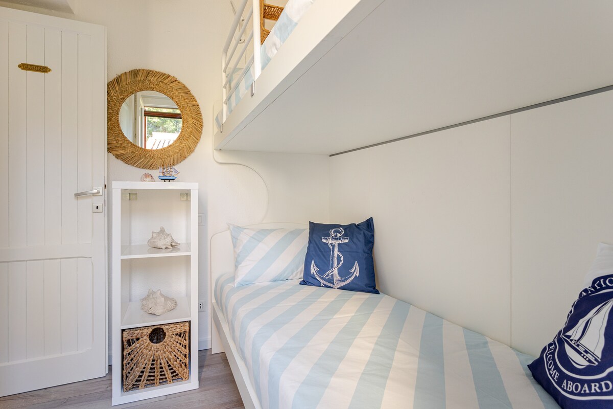 Საძინებელი ორსართულიანი საწოლით და დიდი კარადათი. Დამოუკიდებელი კონდიციონერი. ზეწრები და პირსახოცები ყველა სტუმრისთვის. 