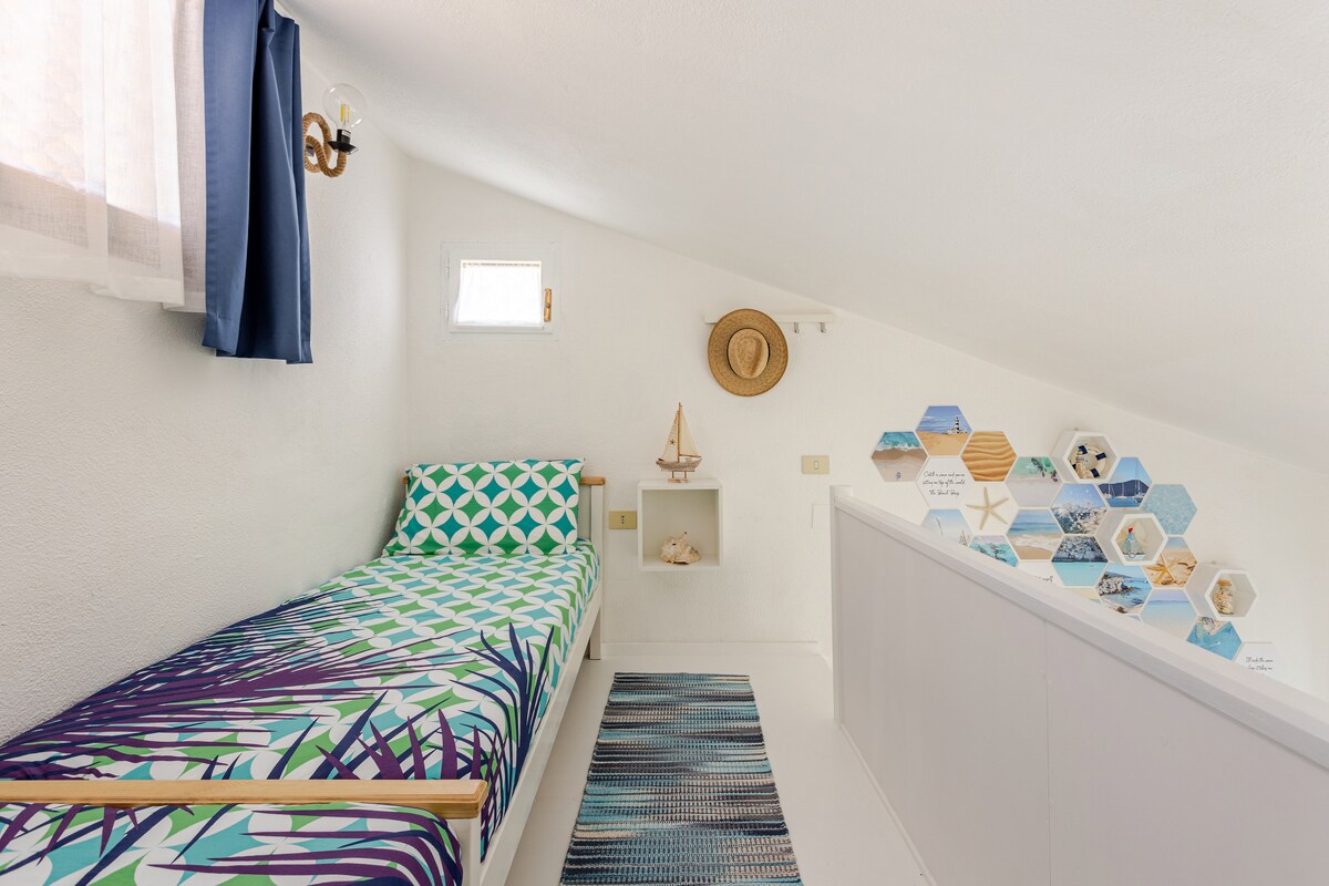 Ლოფტი ორი ერთადგილიანი საწოლით და კომოდი კონდიციონერით. Ფურცლები და პირსახოცები ყველა სტუმრისთვის. 