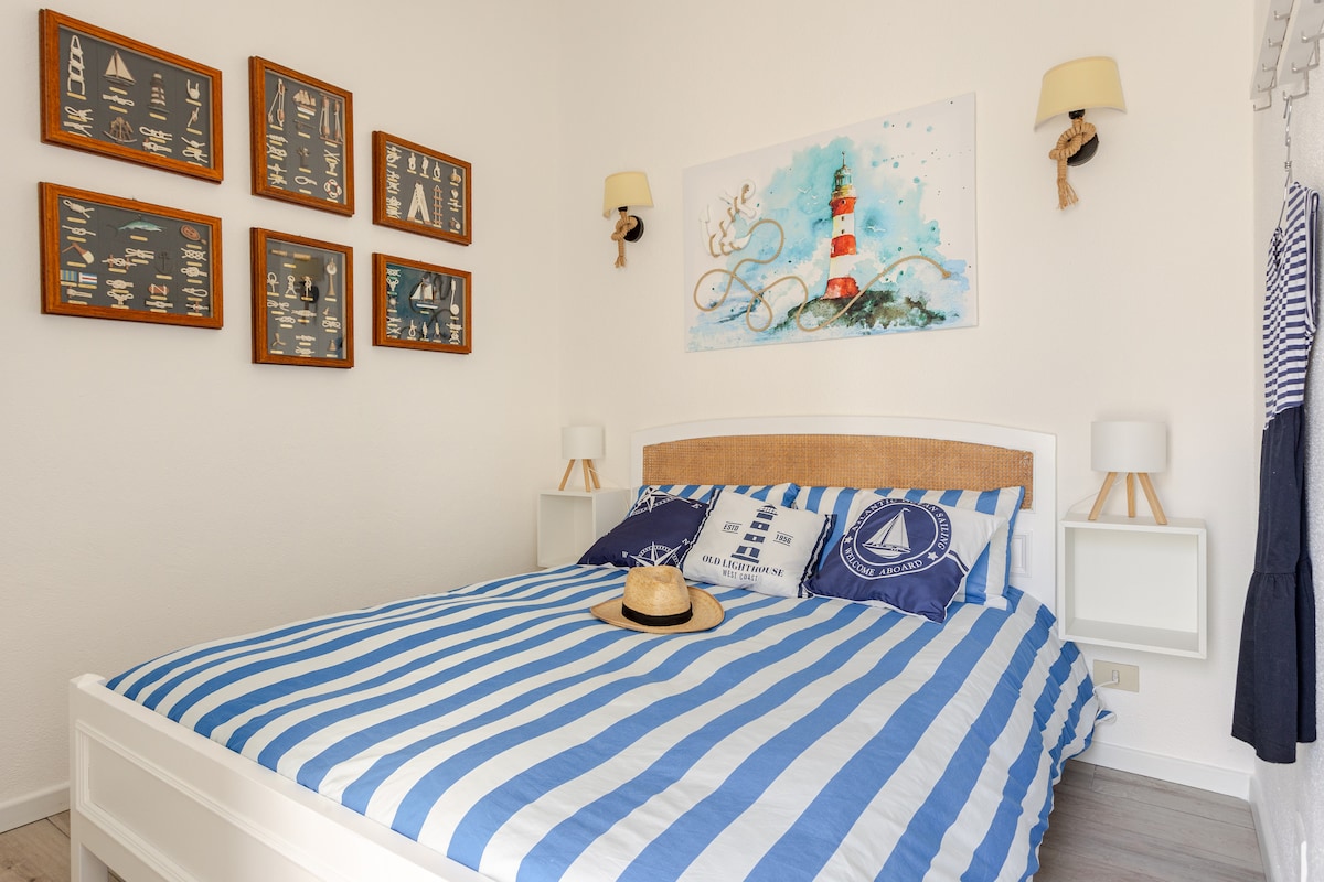 Ორადგილიანი საძინებელი საზღვაო თემაში დამოუკიდებელი კონდიციონერით.
Ზეწრები და პირსახოცები სახლის ყველა სტუმრისთვის. 