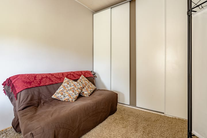 إمكانية استخدام BZ للنوم المزدوج في "غرفة النوم" المستقلة عن الأولى، مع مرتبة بولتكس