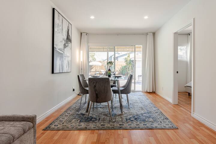 prime location! 3BD, pool, walk to shops/cafes gallery image 5