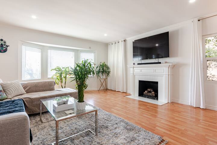 prime location! 3BD, pool, walk to shops/cafes gallery image 2