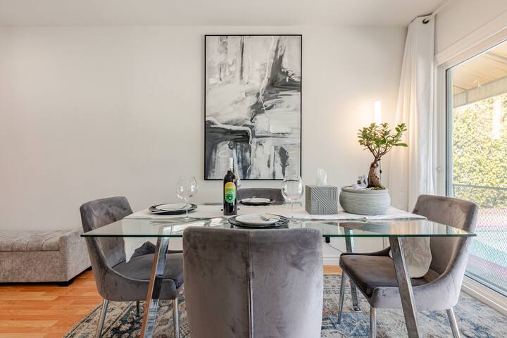 prime location! 3BD, pool, walk to shops/cafes gallery image 3